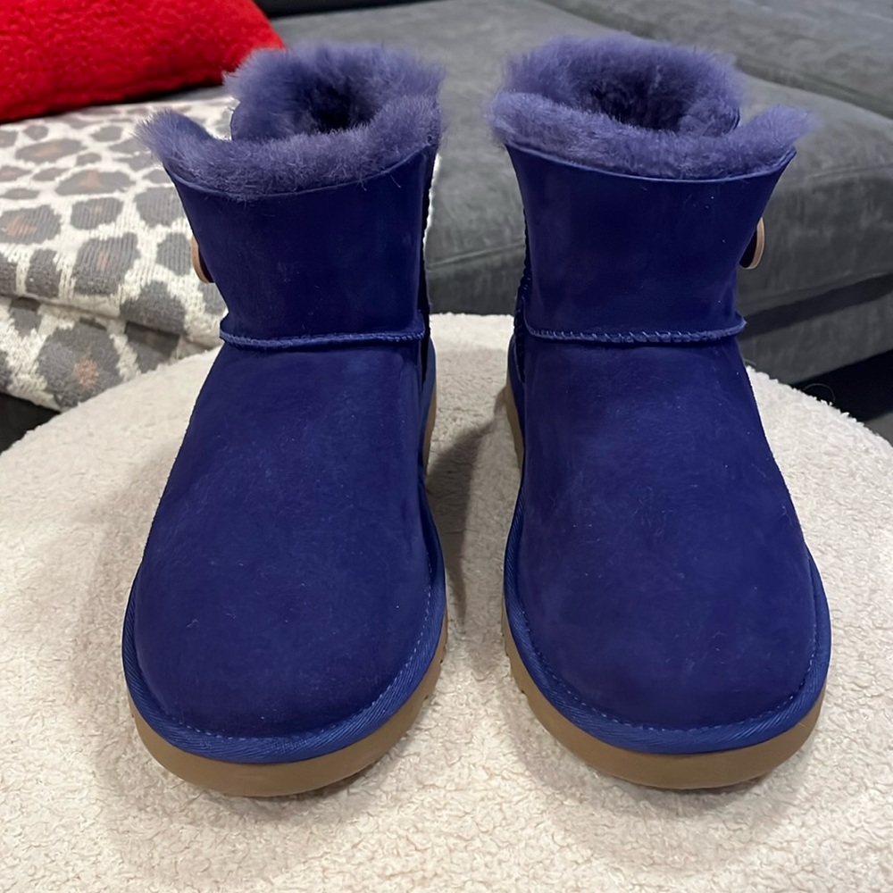 NWOB Purple Bailey button short Ugg boots